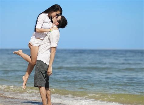 La comunicación ayuda a transmitir preferencias a. . Hombre y mujer haciendo el amor